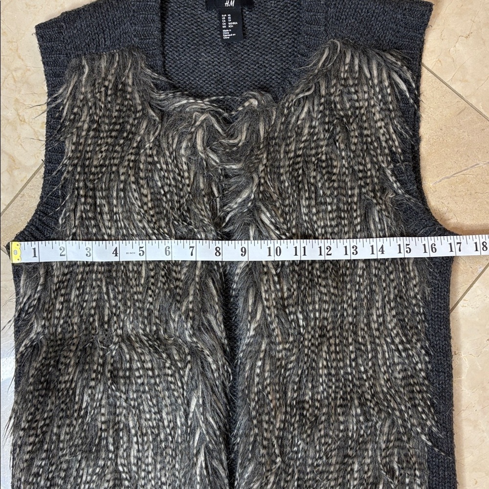 ⭐️ H&M Charcoal Knit vest with faux fur- XS - Picture 4 of 10